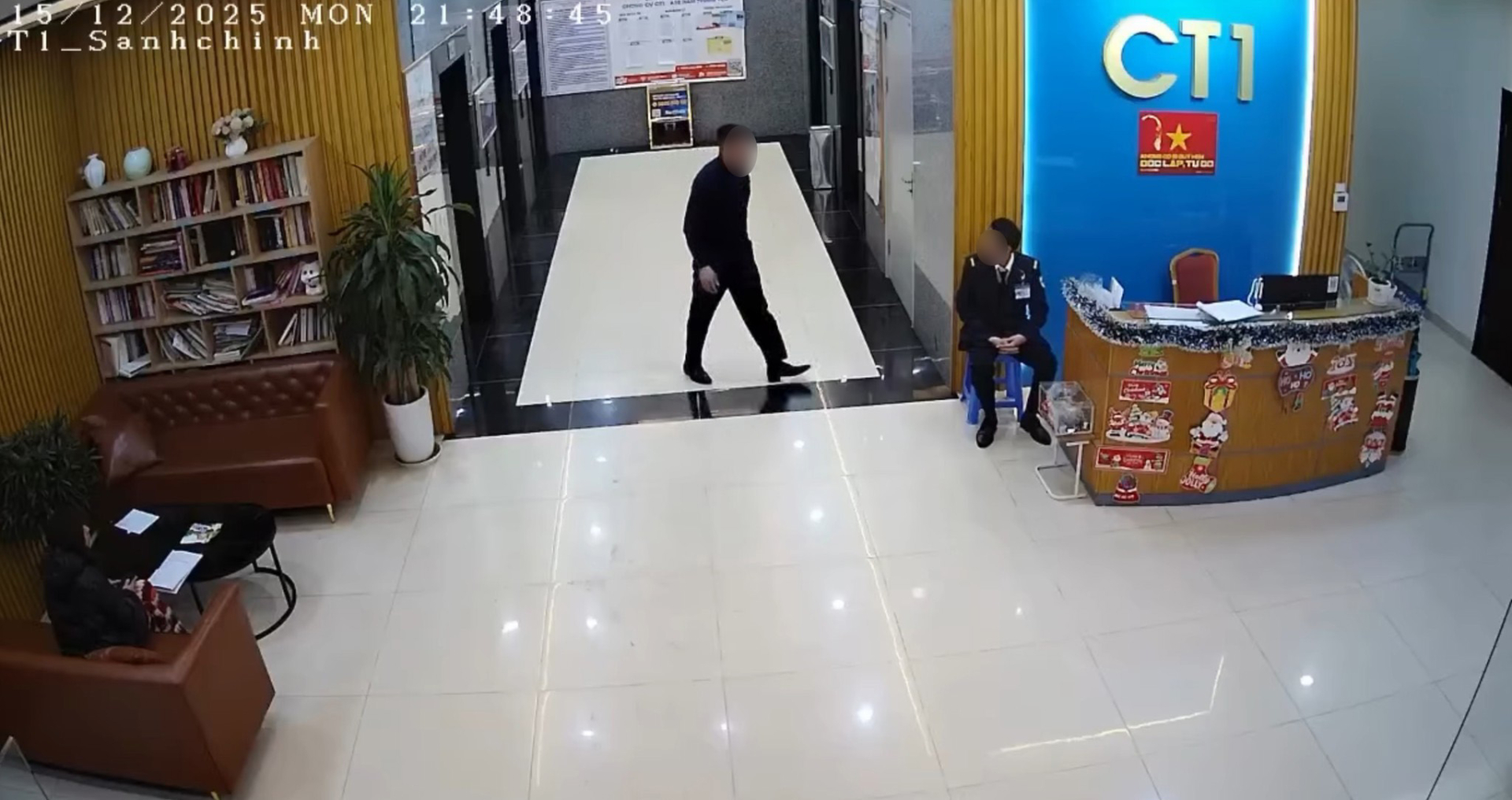 Người đàn ông quen thẻ thang máy, sửng cồ khi bảo vệ yêu cầu lưu lại thông tin. (Ảnh: Cắt từ clip)