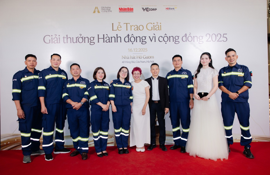 Bà Trần Mai Anh (đứng giữa) và Đội Cứu hộ Cứu nạn 116.