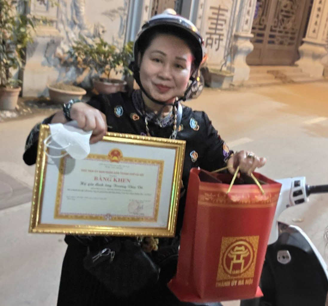 Chị Liên đi nhận bằng khen của Chủ tịch UBND TP Hà Nội hôm 11/12 vừa qua.