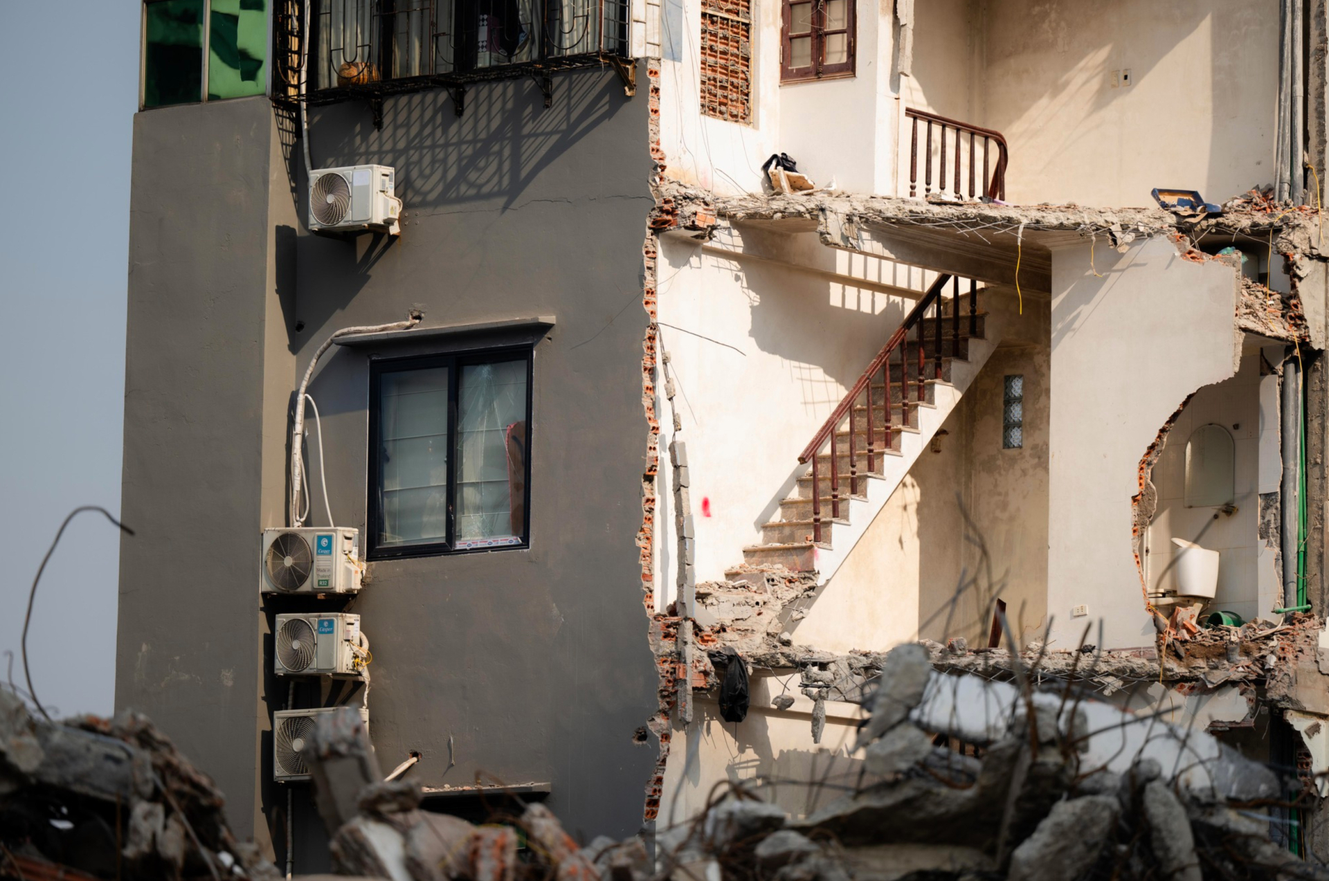 Nhiều người bày tỏ hy vọng sớm được ngắm nhìn con đường mới rộng lớn, khang trang. (Ảnh: Như Hoàn)