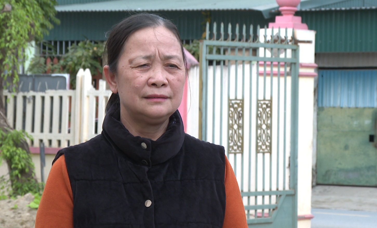 Bà Lê Thị Hải Tổ trưởng khu phố 3 Phú Sơn kể về đám tang giả của Thu cách đây 5 năm. (Ảnh: Người Lao Động)