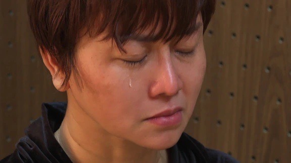 Thu khóc khi làm việc với công an. (Ảnh: Phúc Ngư - Báo Thanh Niên) 