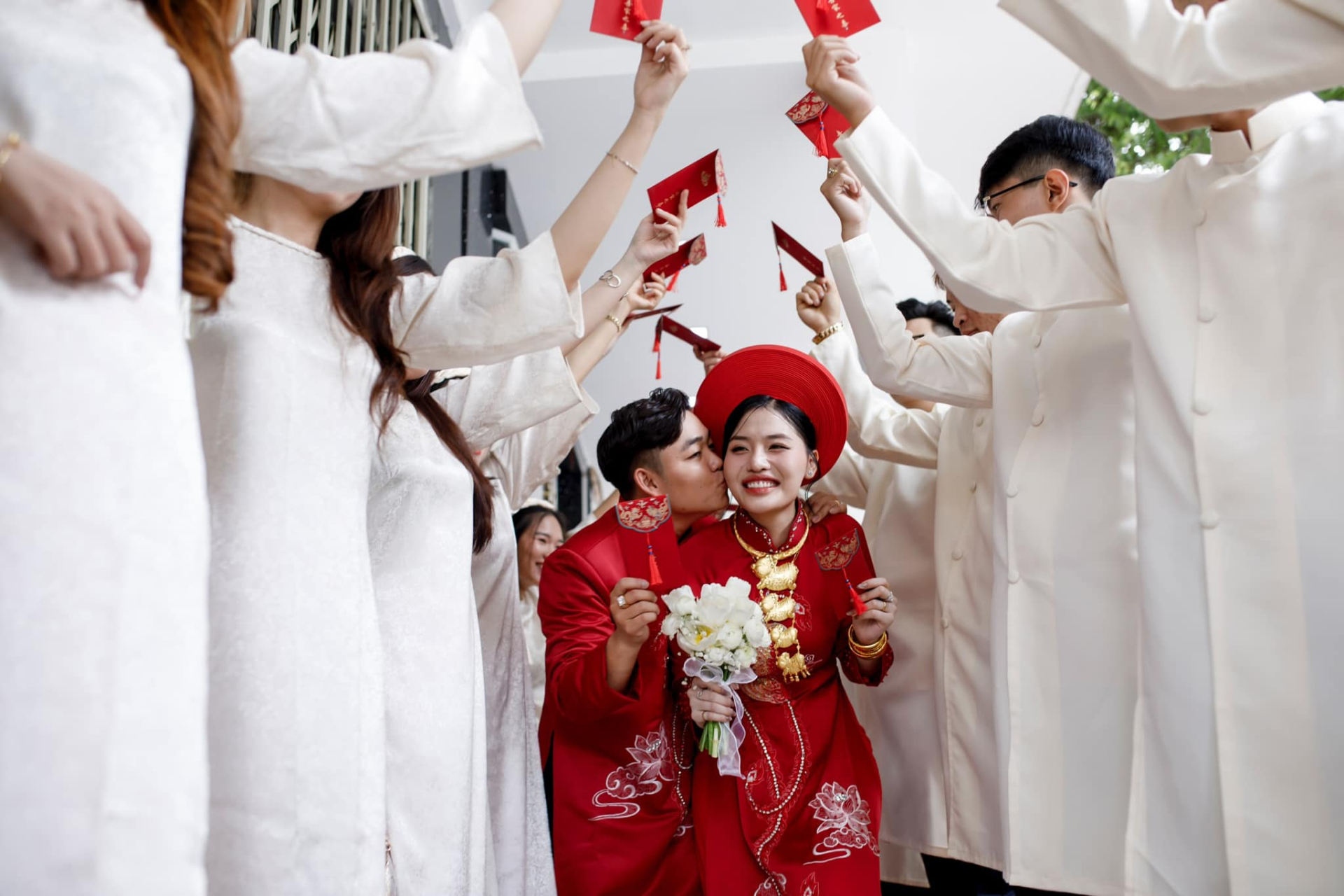 Cả hai quyết định làm đám hỏi chỉ sau 3 tháng hẹn hò. 