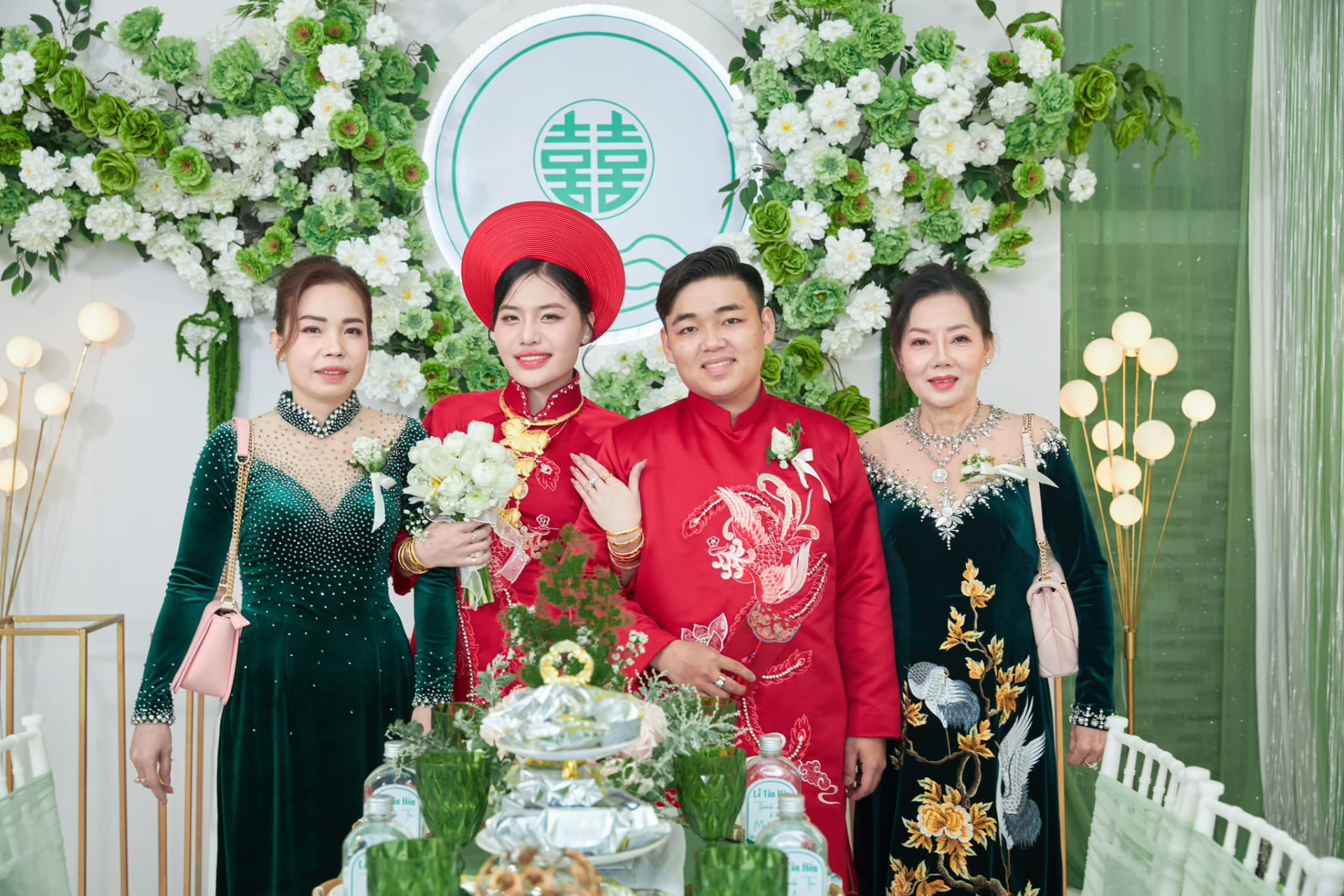 Cô dâu, chú rể và 2 mẹ trong ngày trọng đại. 