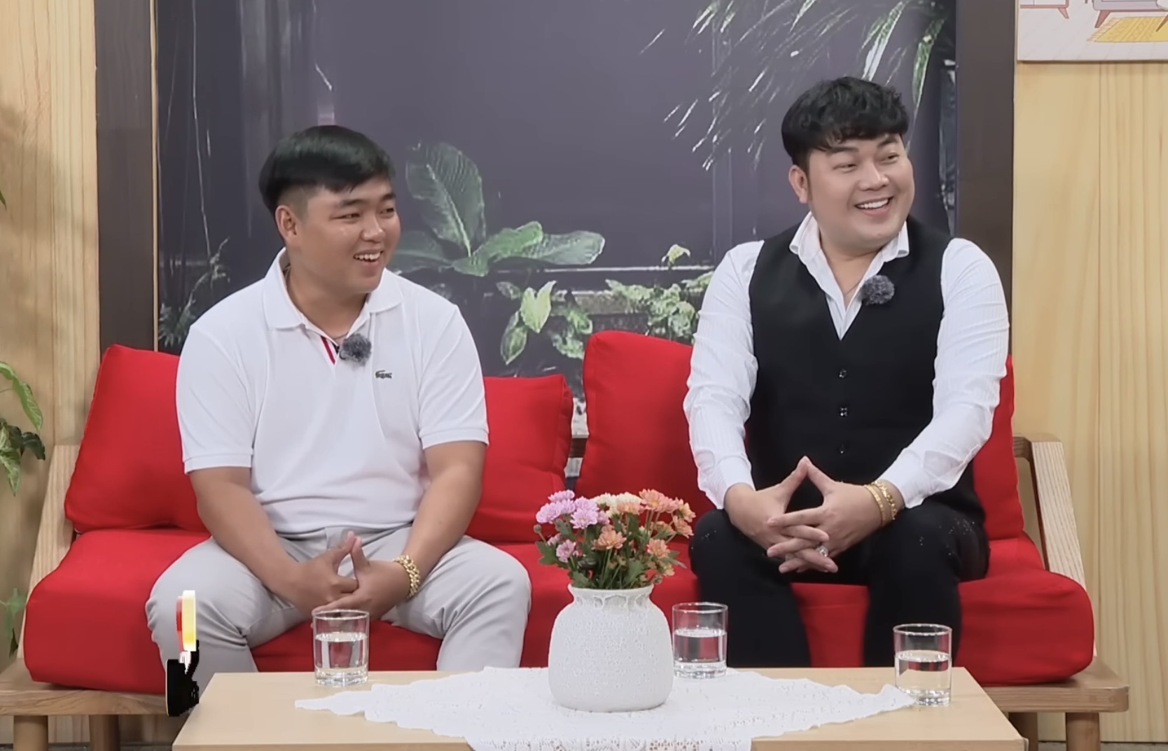 Tín (bên trái ảnh) và ba vợ có mối quan hệ rất tốt đẹp, thoải mái như 2 người bạn. 