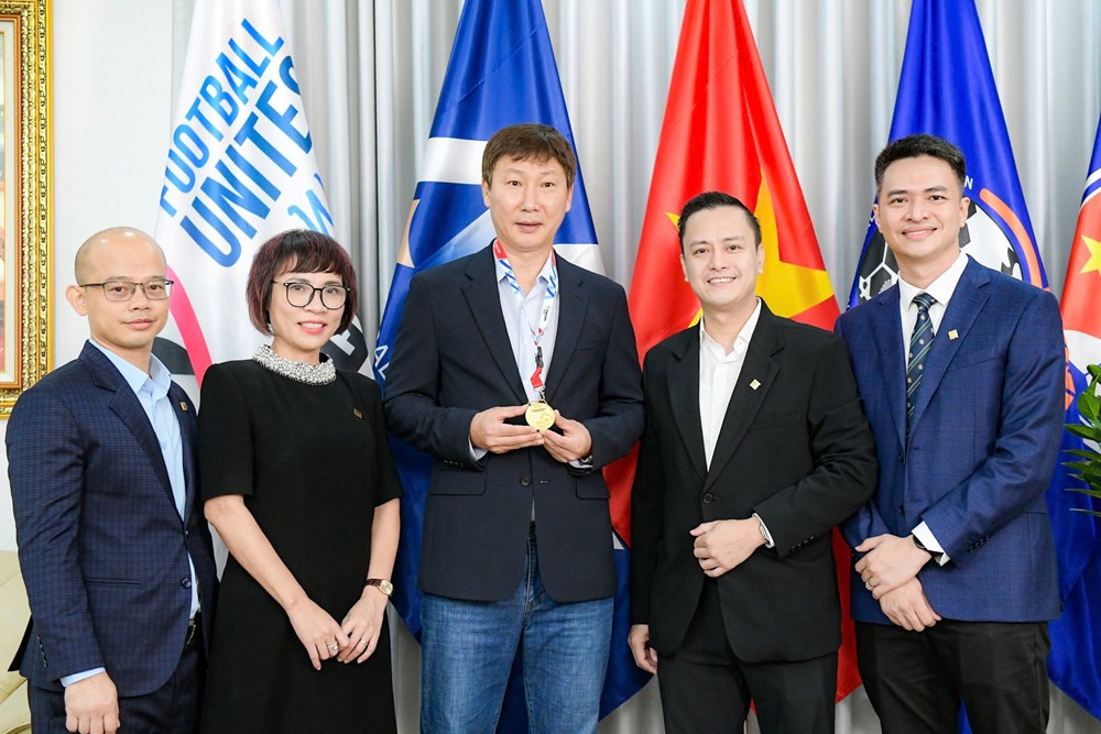 Đây là chiếc HCV đặc biệt của báo Tuổi Trẻ và PNJ dành tặng HLV Kim Sang Sik.