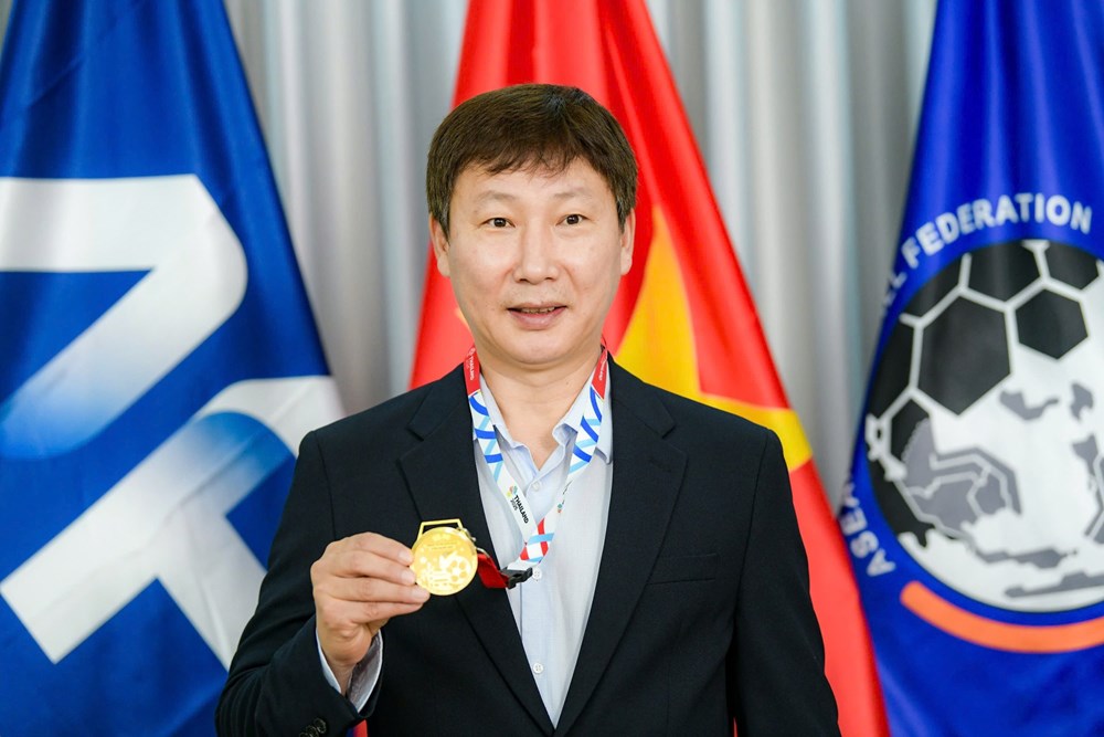 HLV Kim Sang Sik với tấm huy chương bằng vàng thật nặng 33 chỉ. 