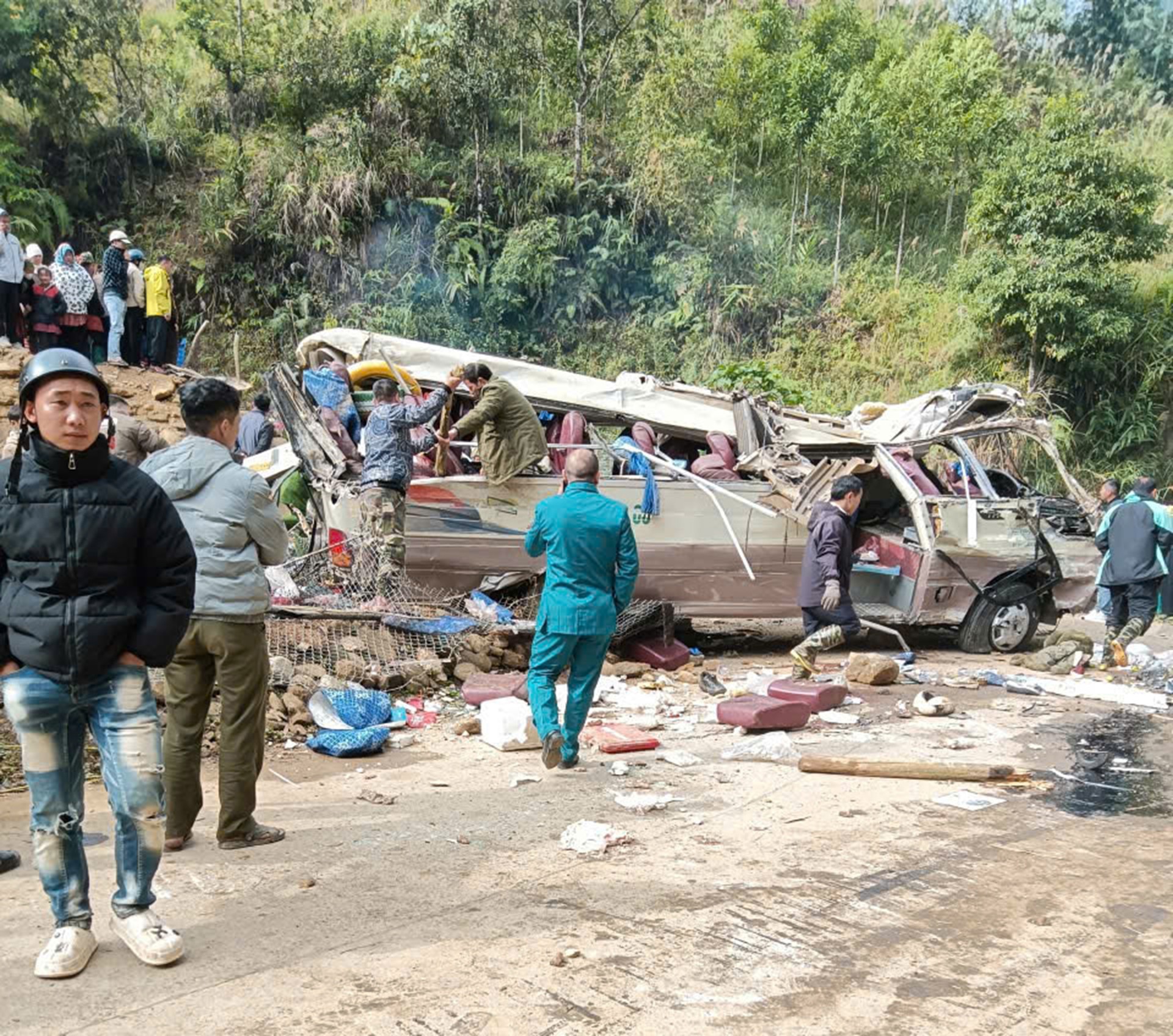 Hiện trường vụ lật xe khách chở đoàn giáo viên đi thiện nguyện khiến 9 người tử vong