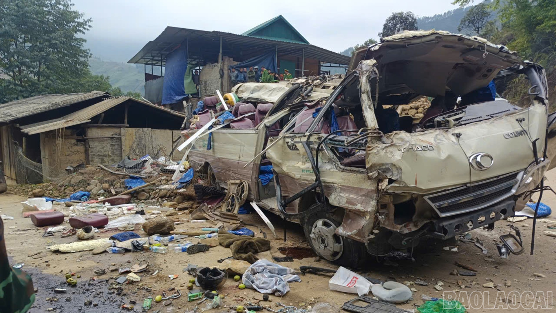 Hiện trường vụ lật xe khách chở đoàn giáo viên đi thiện nguyện khiến 9 người tử vong