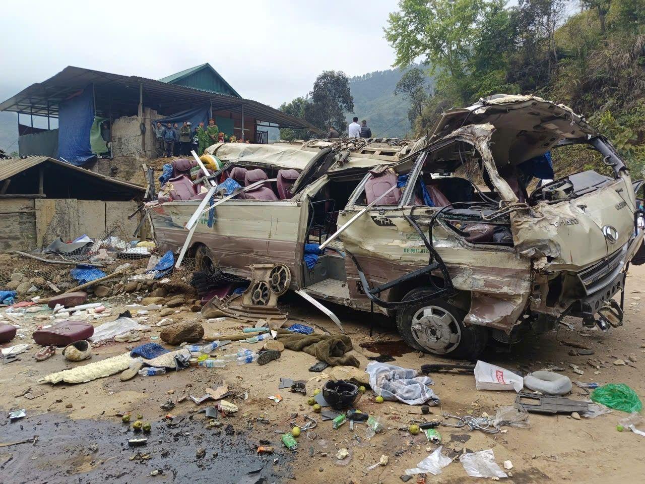 Chiếc xe khách hư hỏng nặng sau vụ tai nạn nghiêm trọng (Ảnh: Cục CSGT).