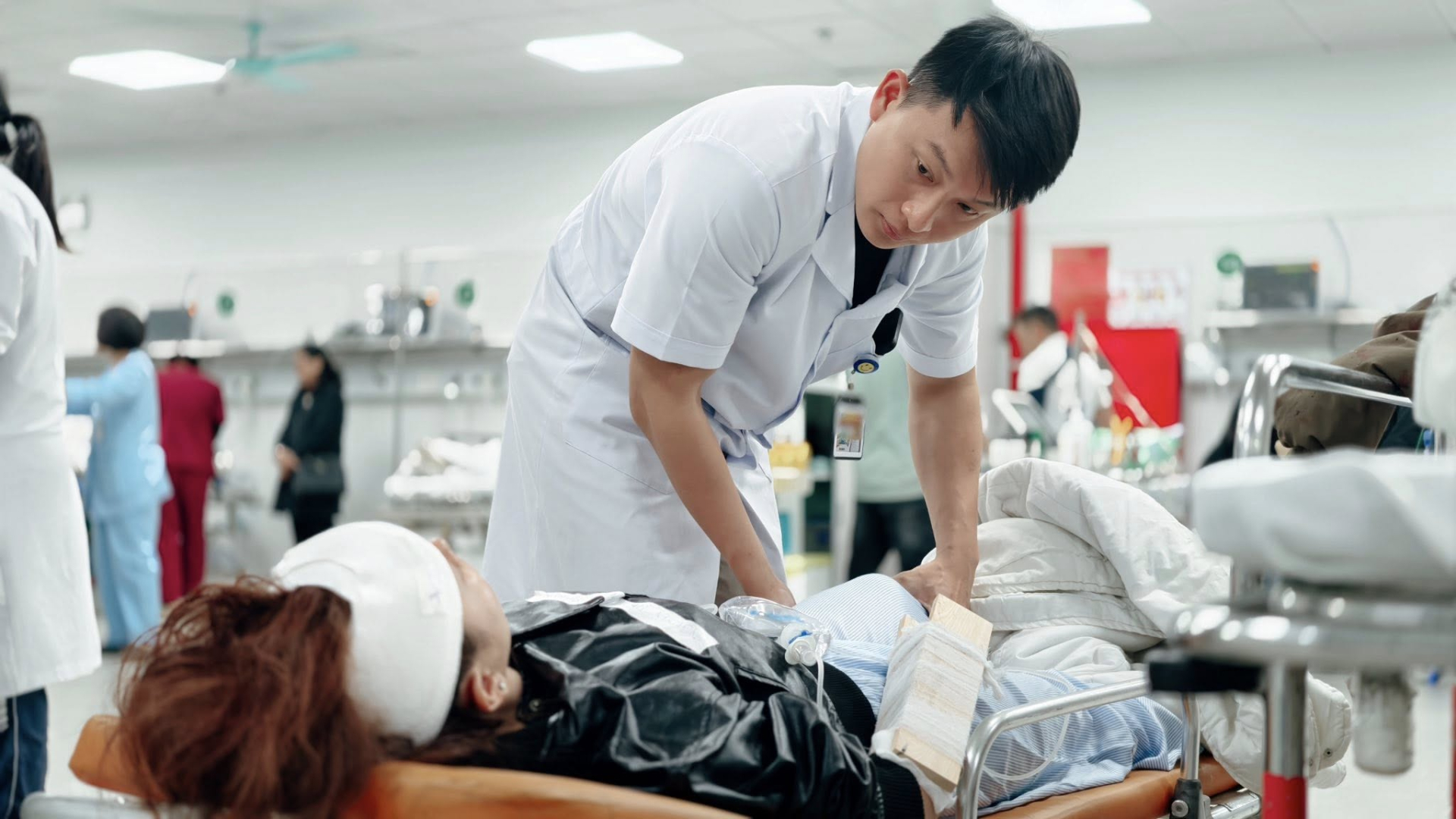   Nữ bệnh nhân 26 tuổi đang được bác sĩ kiểm tra - Ảnh: Bệnh viện Việt Đức  