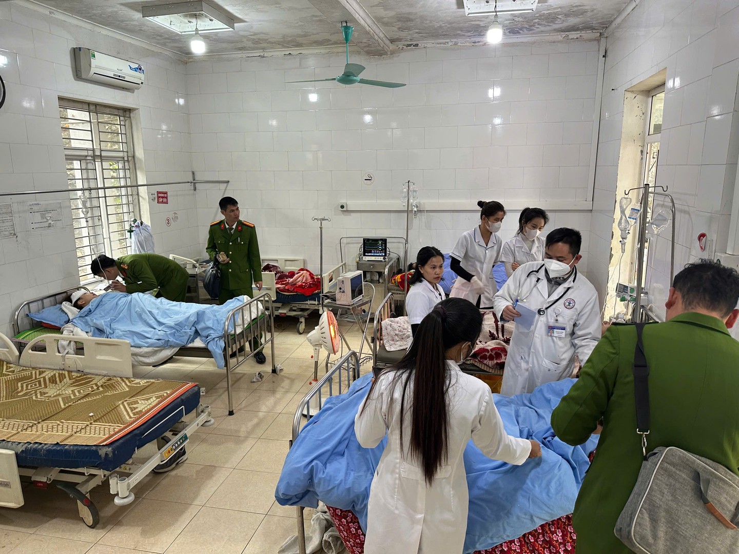 Các nạn nhân bị thương được cấp cứu tại Trung tâm y tế khu vực Trạm Tấu trước khi được chuyển tuyến điều trị tại các bệnh viện tại Hà Nội và Lào Cai - Ảnh: Bộ Công an