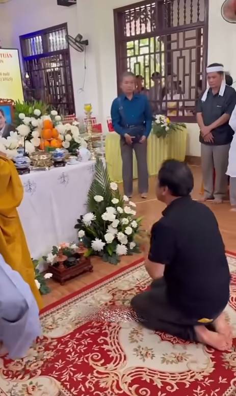 MC Quyền Linh thắp hương tại chùa cho nghệ sĩ Thương Tín.