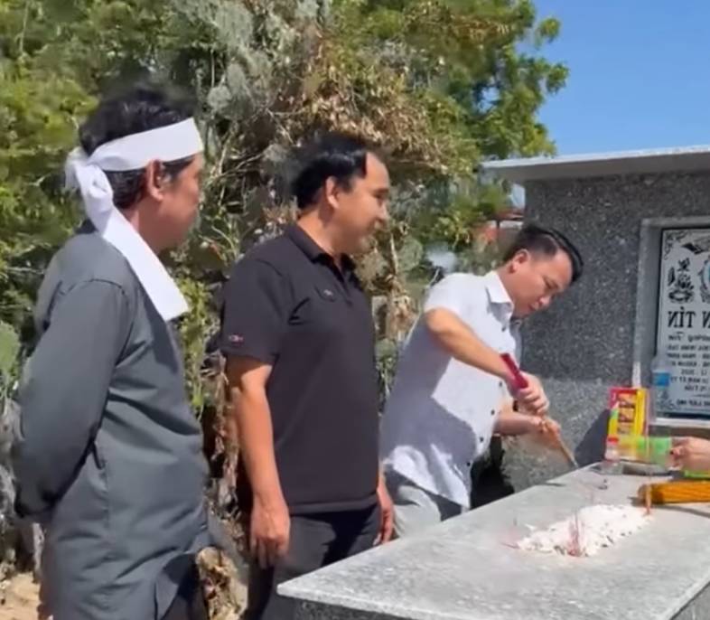 Quyền Linh còn ra tận mộ thắp hương.