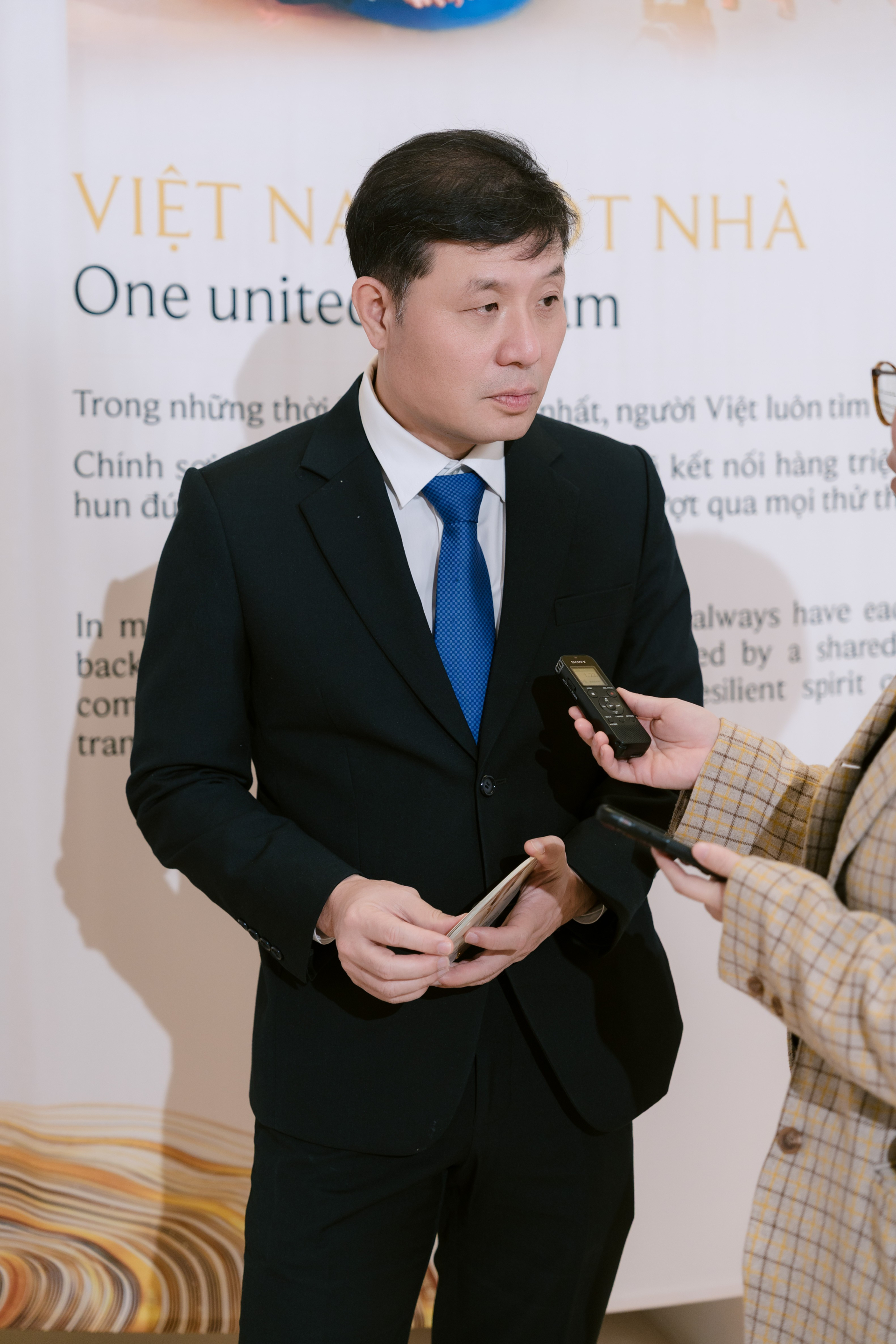 GS Vũ Hà Văn trả lời báo chí bên lề đêm trao giải Human Act Prize