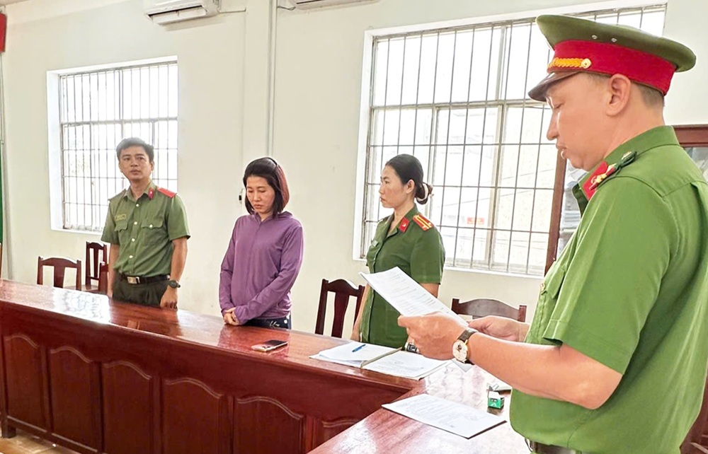 Cơ quan Công an thi hành lệnh bắt giam bị can Phạm Huỳnh Tuyết Phượng (Ảnh: Báo An Giang).