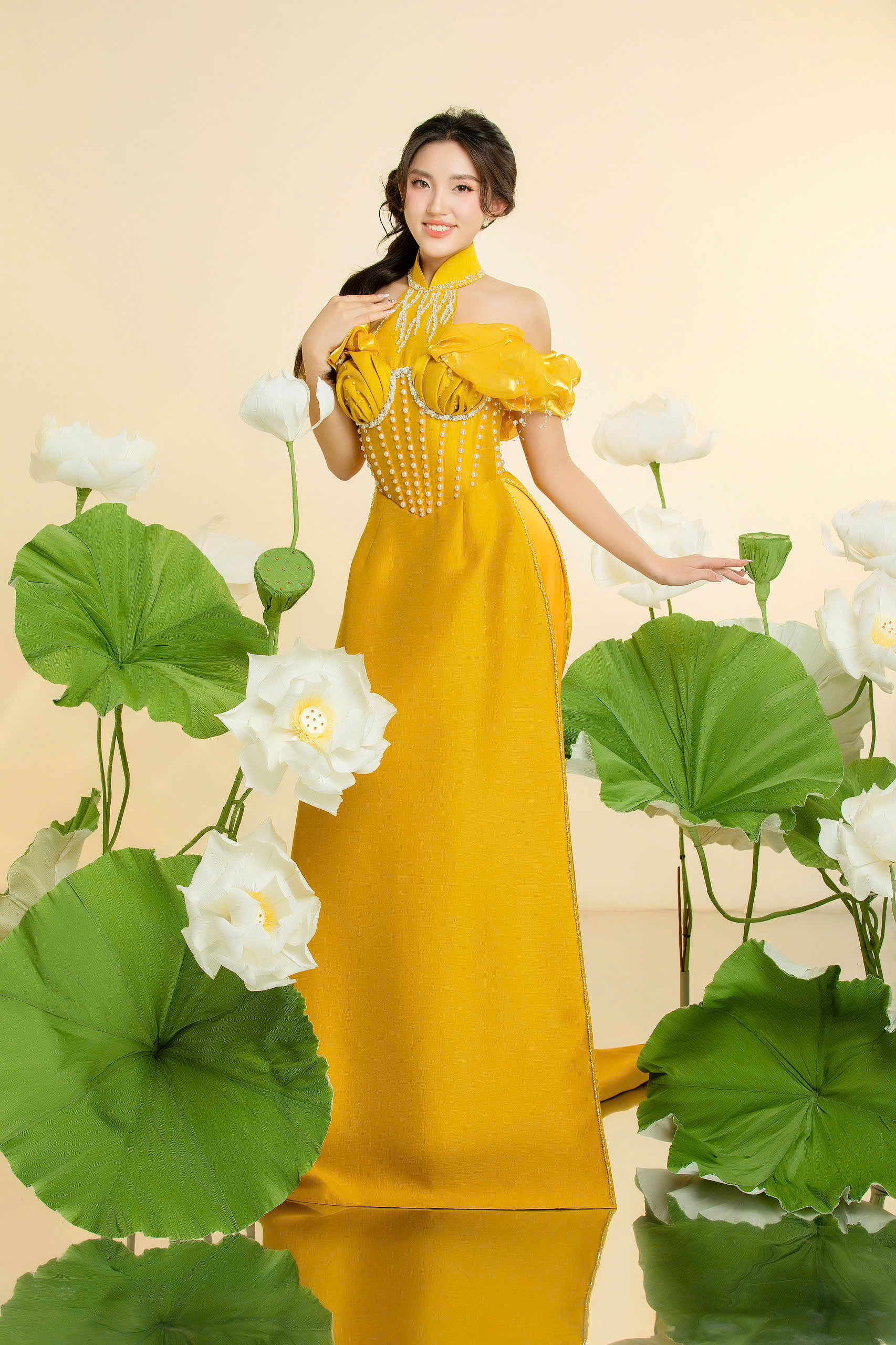 Người đẹp khoe sắc với áo dài cách điệu.