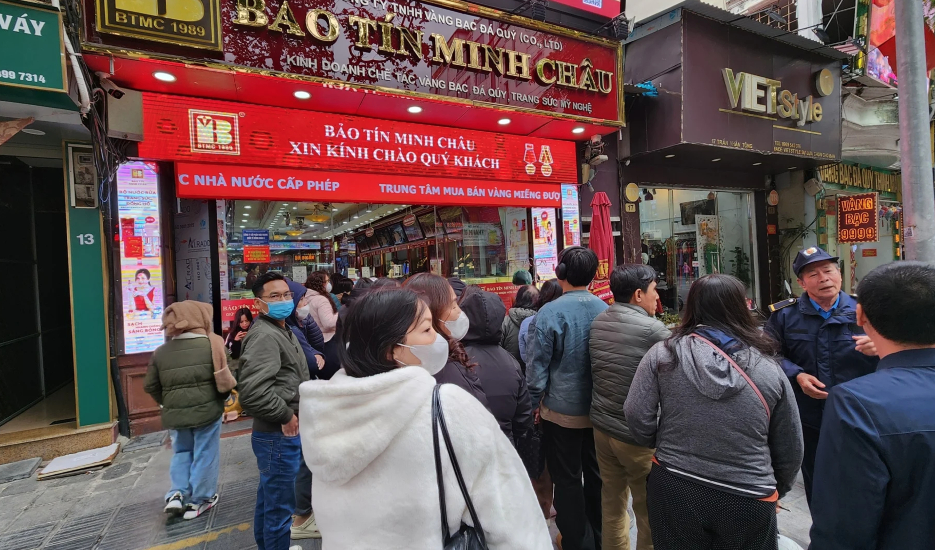 Người dân đi xếp hàng mua vàng sáng 2/1. (Ảnh: Báo Dân Việt)