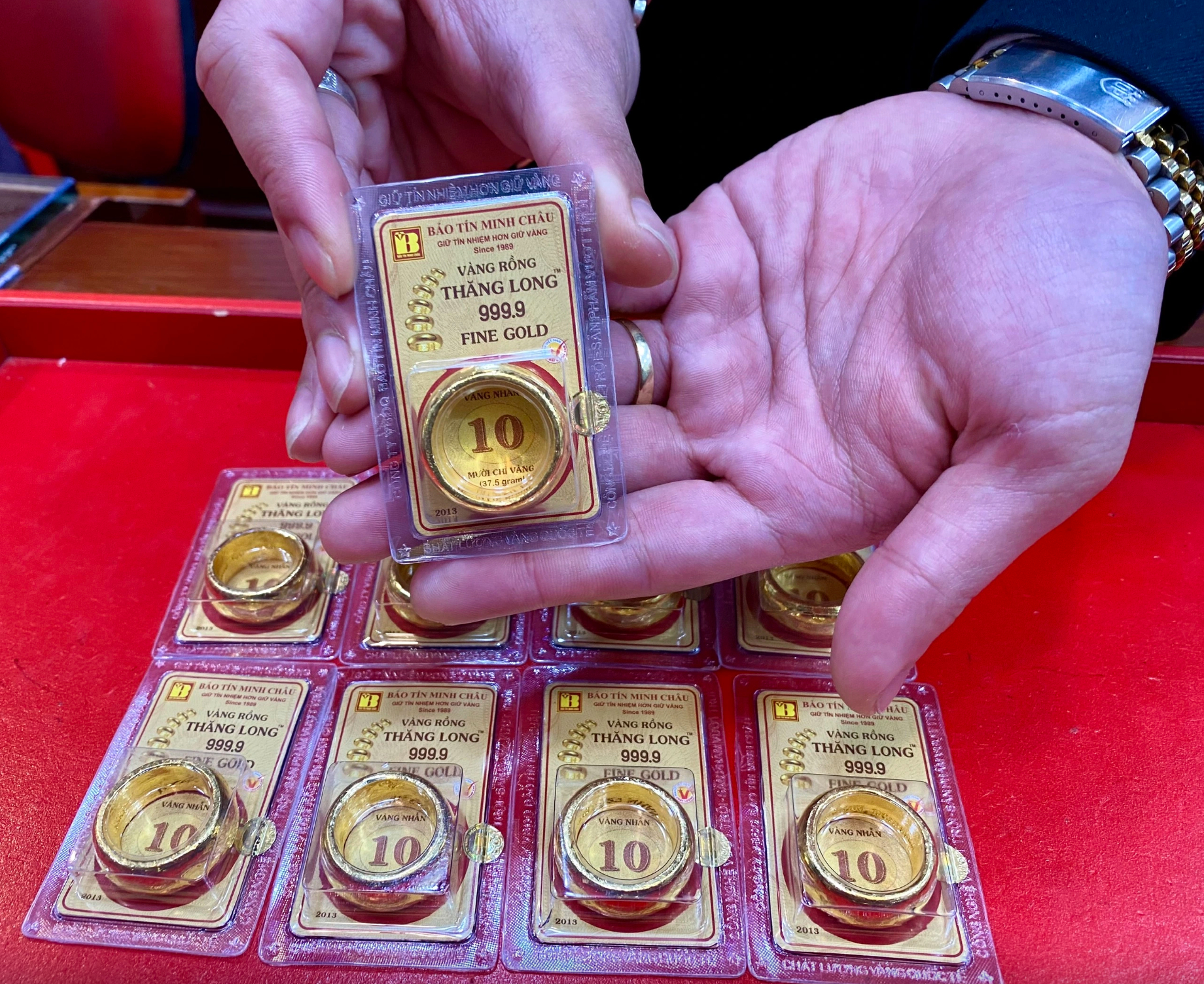 Với nhiều người, vàng vẫn là nơi trú ẩn an toàn. (Ảnh: Báo Thanh Niên)