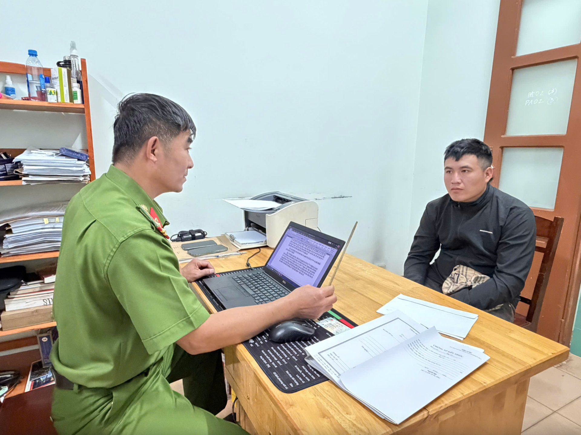 Khánh tại cơ quan công an. (Ảnh: Người Lao Động)