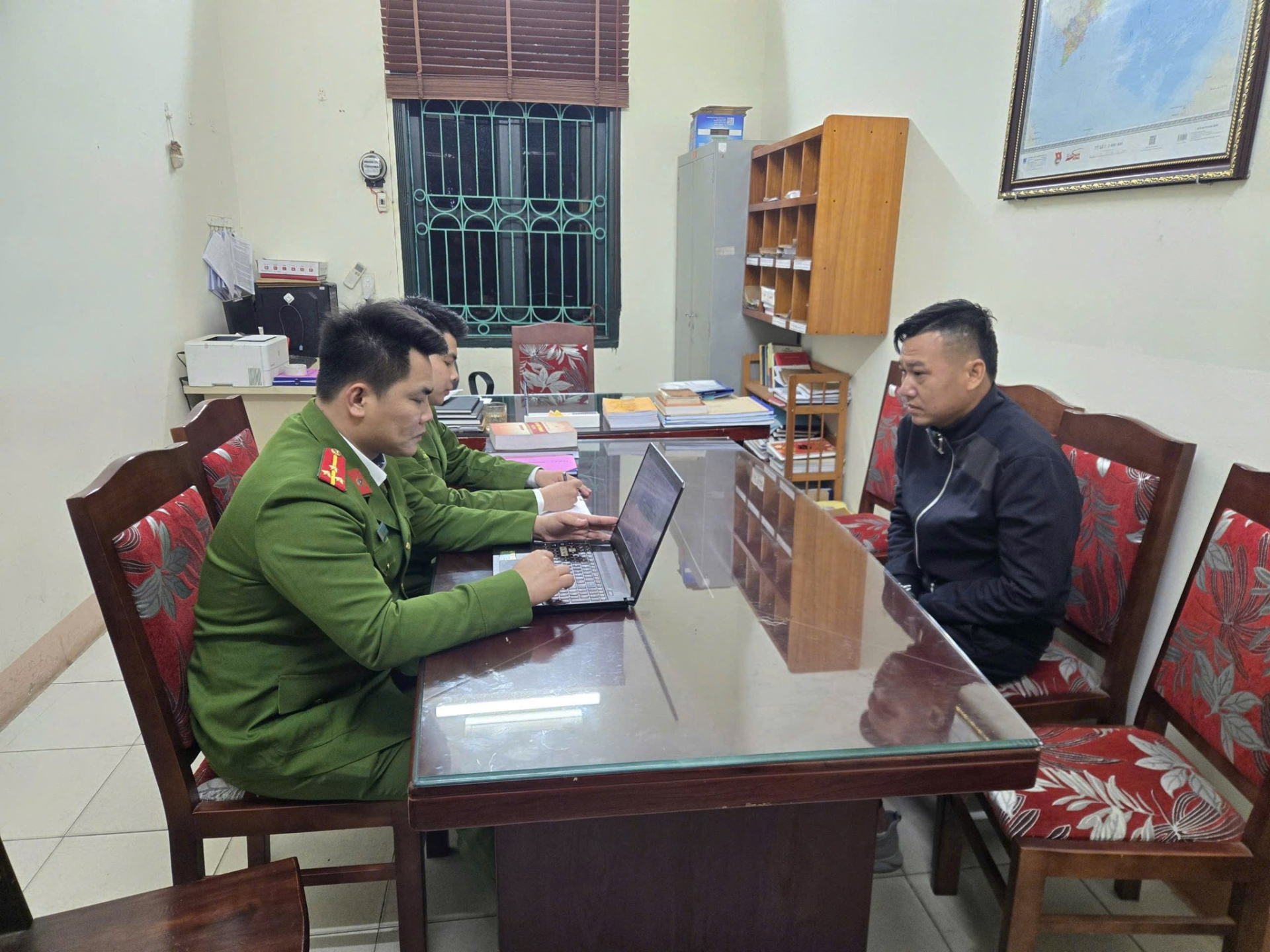 Đối tượng Nguyễn Công Huy tại cơ quan công an (Ảnh: Công an xã Hạ Hoà).