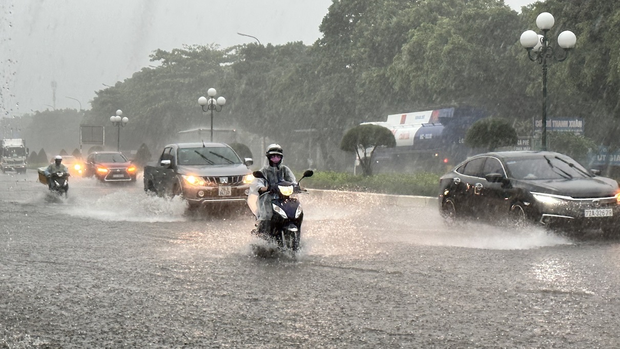 Không khí lạnh gây mưa lớn ở nhiều tỉnh miền Trung (Ảnh: Tiền phong).