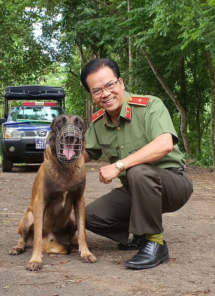 Ở tuổi U80, NSND Trần Nhượng phải uống thuốc hàng ngày.