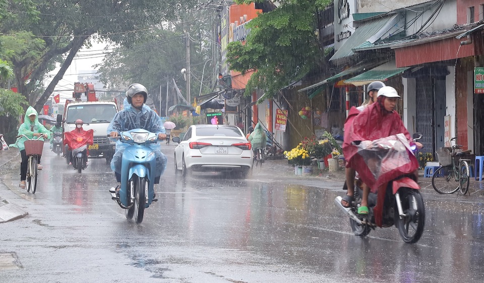 Không khí lạnh gây mưa lớn ở nhiều tỉnh miền Trung (Ảnh: Tiền phong).
