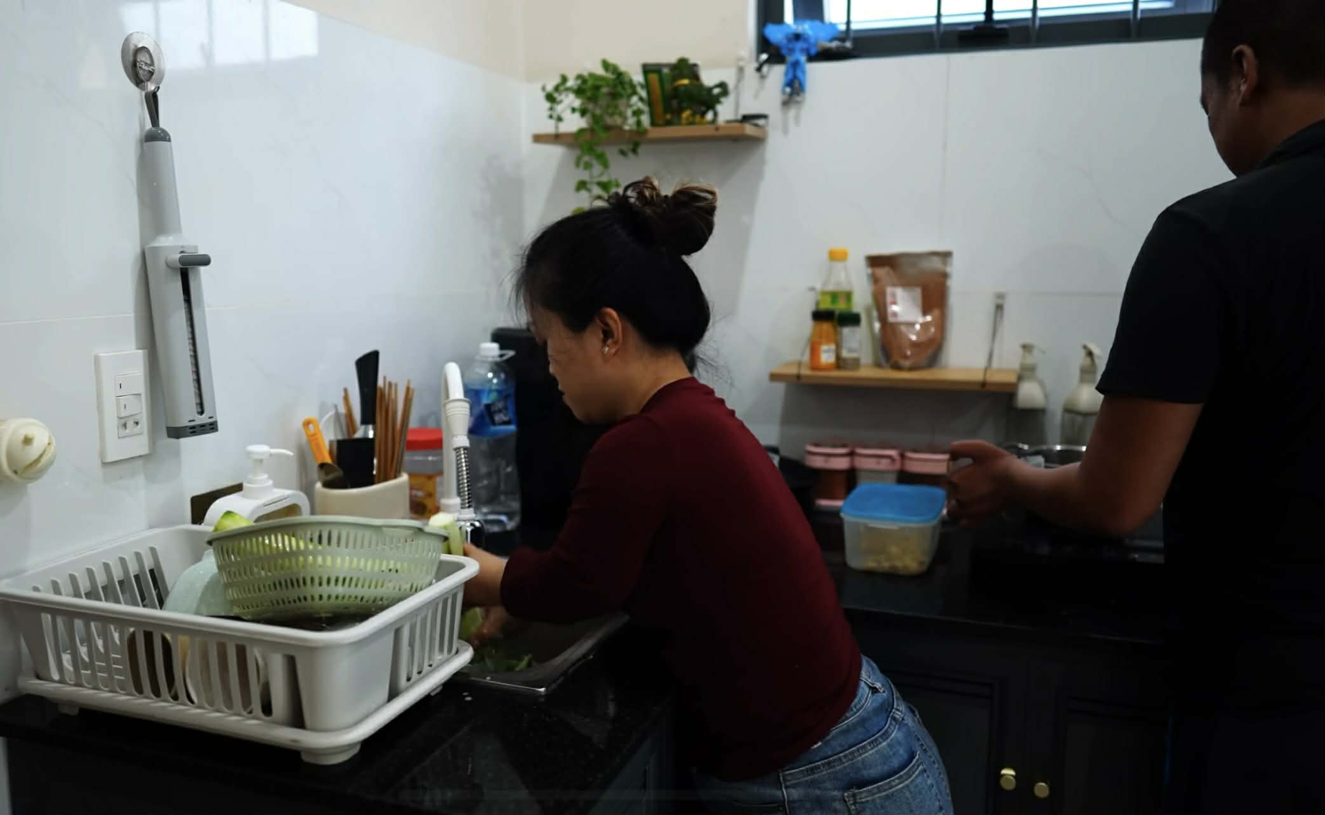 Từ ngày chồng lâm bệnh, cuộc sống có nhiều khó khăn nhưng Vân vẫn cố gắng vượt qua. 