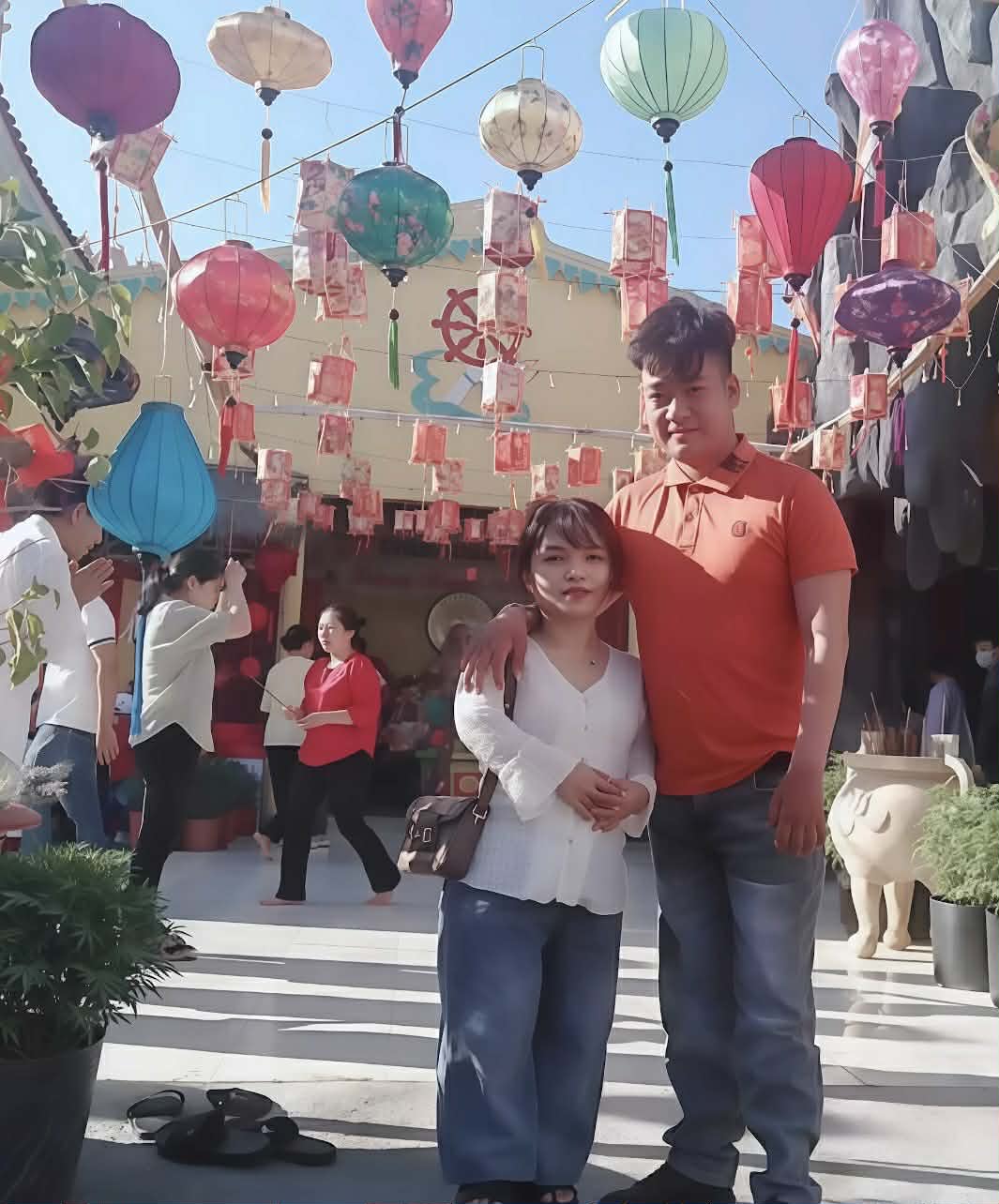 Vân và Hoàng quen nhau qua mạng xã hội, cả 2 có cùng hoàn cảnh nên tìm thấy sự đồng cảm.