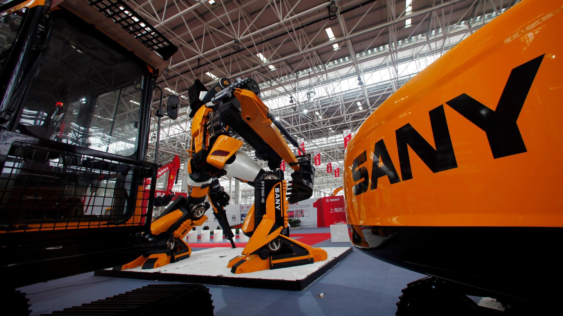 Một tài xế có thể lái 5 xe tải cùng lúc không? Hàng xóm Việt Nam đưa câu trả lời không thể thuyết phục hơn