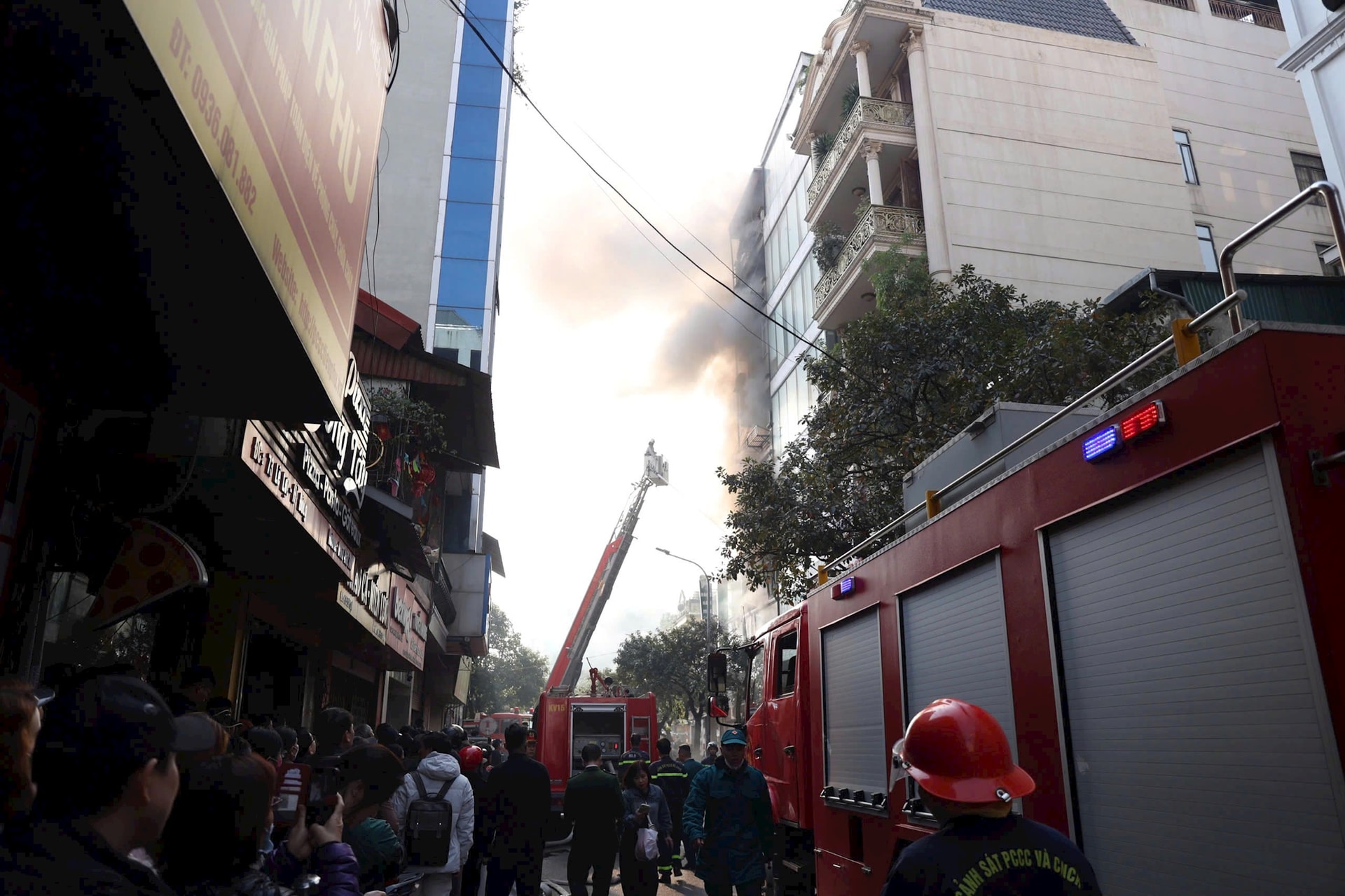 Công tác chữa cháy, tìm kiếm cứu nạn vẫn đang được triển khai khẩn trương. (Ảnh: Báo Hà Nội Mới)