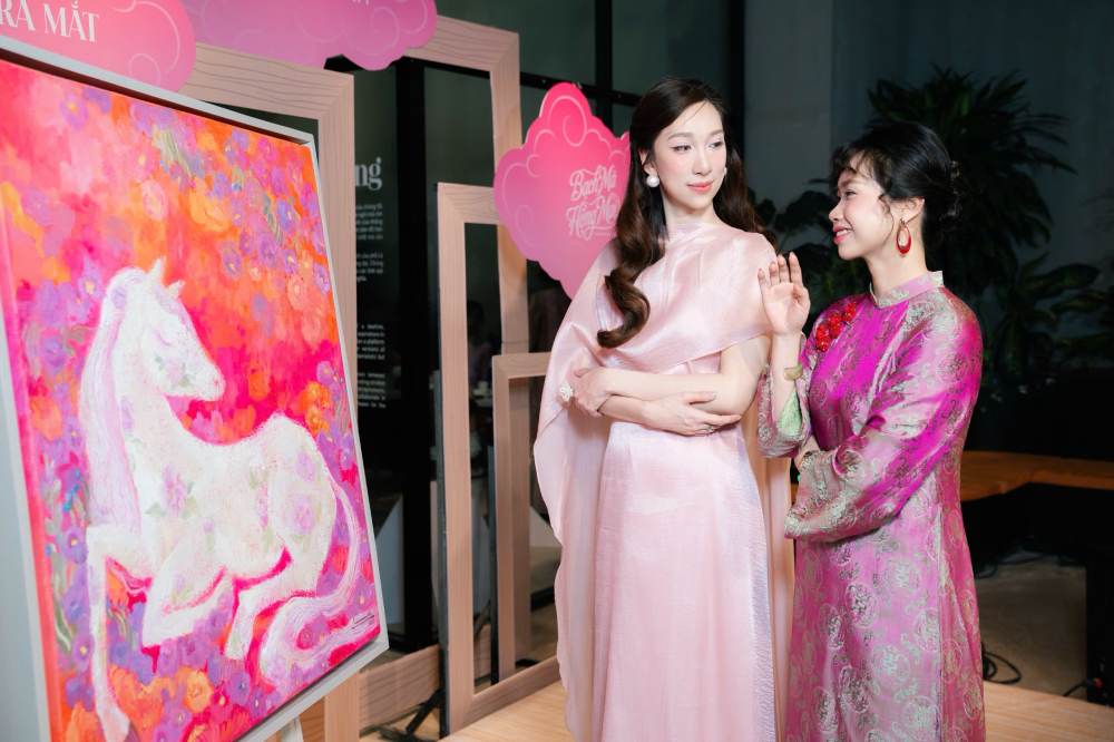 Họa sĩ Vương Linh (bên trái) chia sẻ về bức tranh 