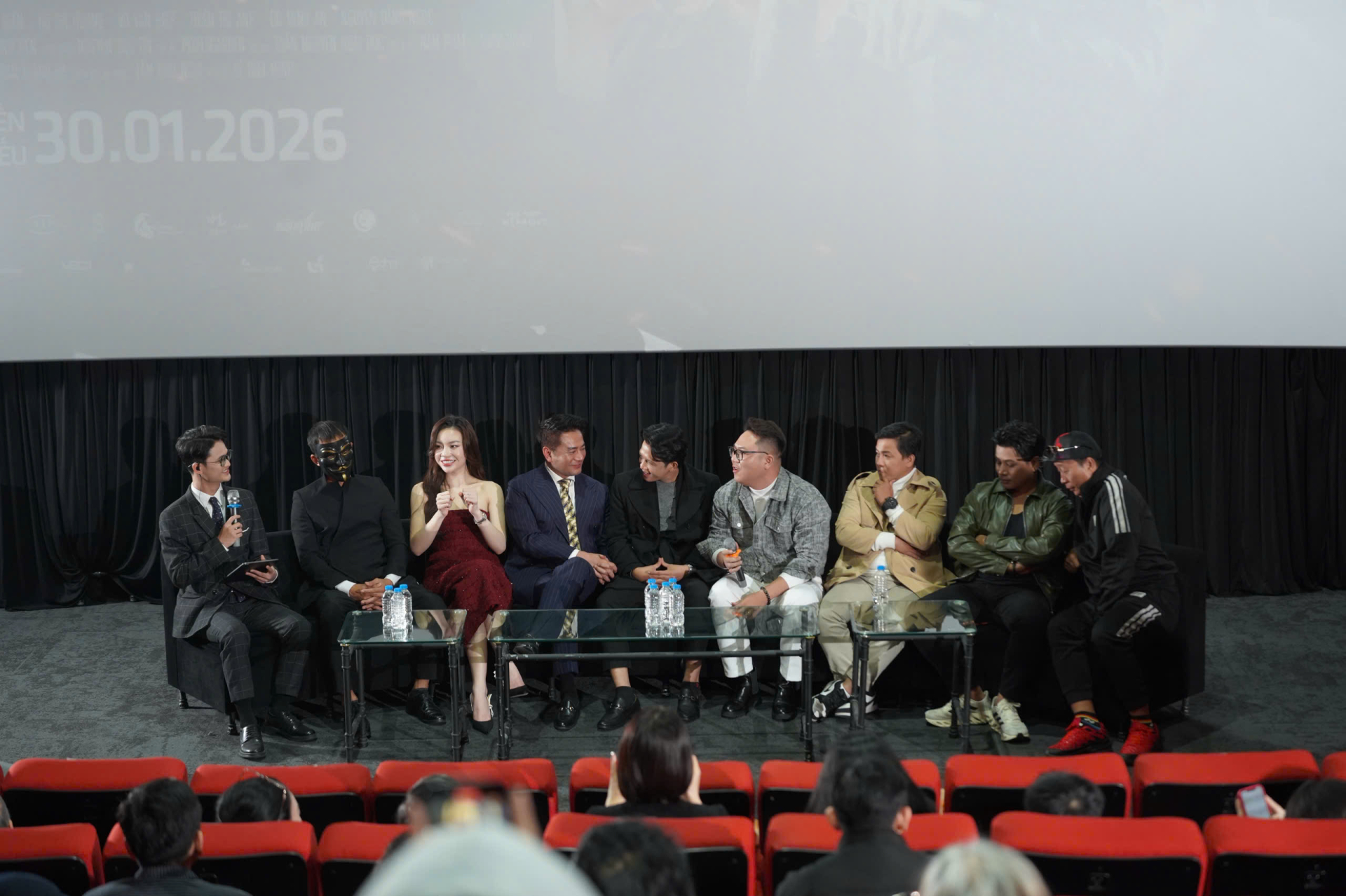 Đoàn làm phim tại buổi showcase.