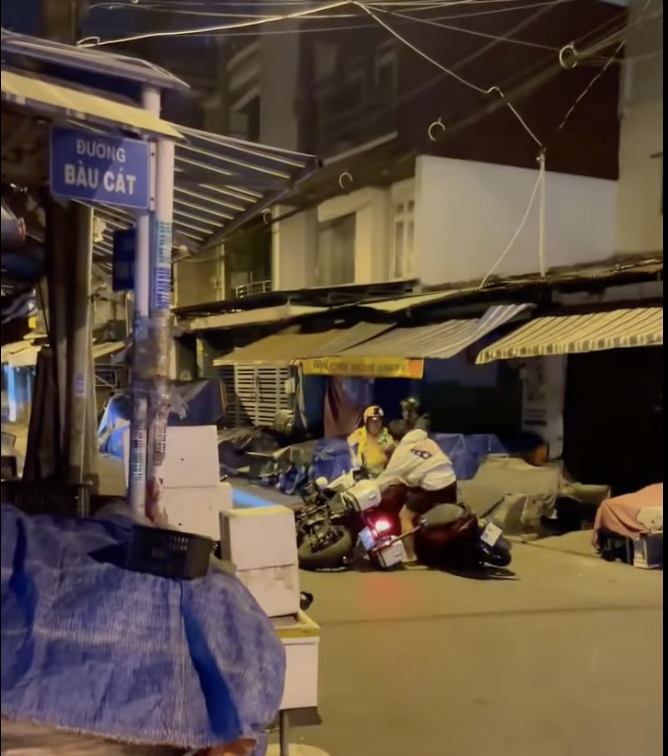 2 thanh niên không chấp hành yêu cầu no nồng độ cồn - Ảnh cắt từ clip