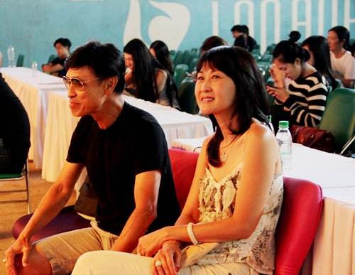 Danh ca Tuấn Ngọc và vợ.