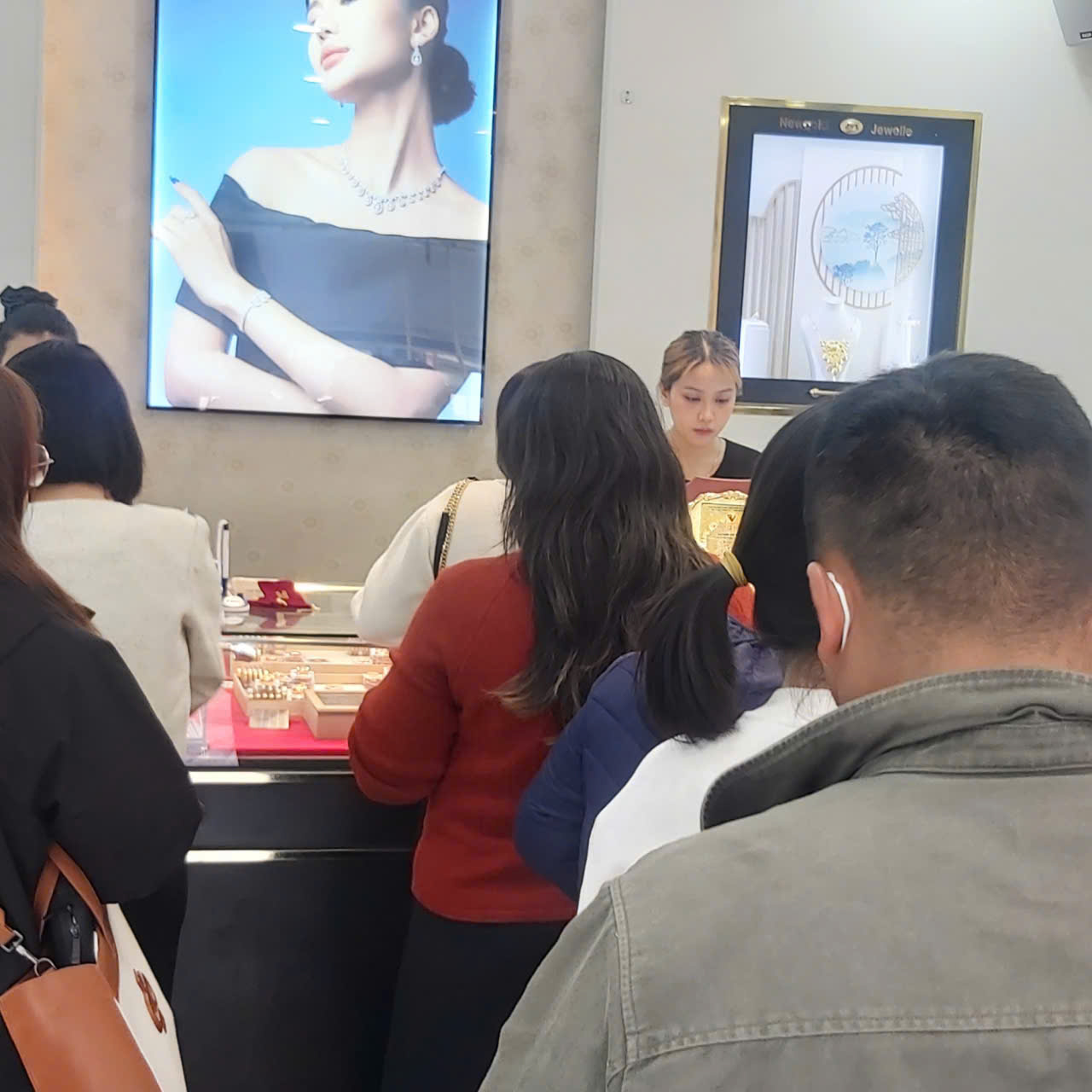 Nhiều người dân tranh thủ chốt lời khi giá vàng đang neo ở mức cao. Ảnh: MH