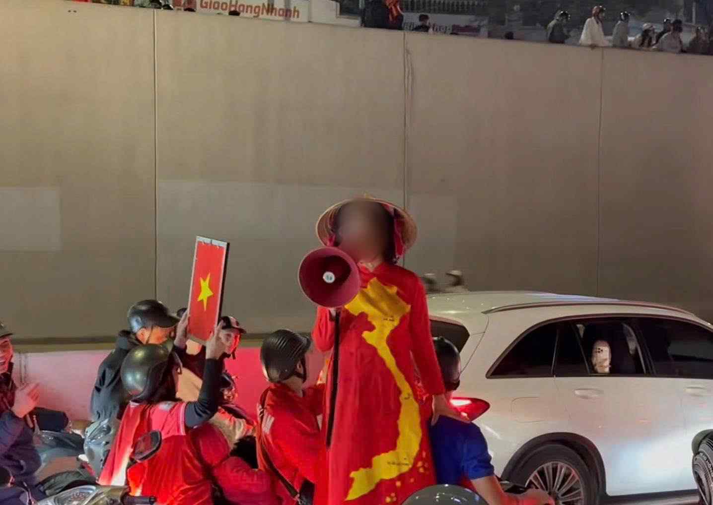 Hình ảnh bà T. nói loa đêu gọi đua xe - Ảnh cắt từ clip