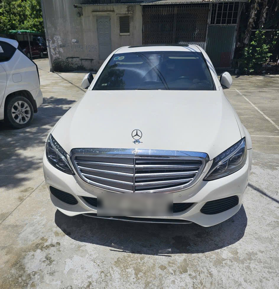 Chiếc Mercedes được đưa đến gara sửa nhưng sau gần 2 năm vẫn không có người đến nhận lại xe. (Ảnh: Otofun Thanh Hóa)
