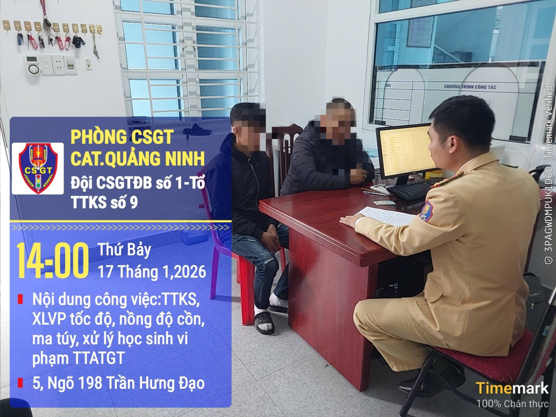 Các thiếu niên làm việc với công an - Ảnh: Cục CSGT