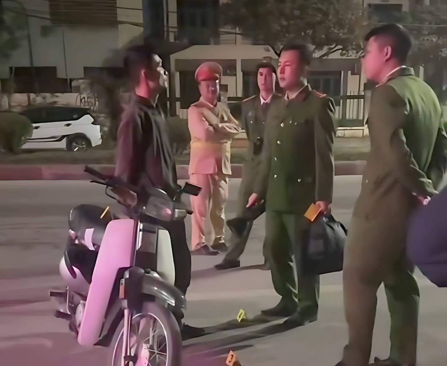 Người đàn ông giật và xé phiếu đo nồng độ cồn của CSGT giữa phố