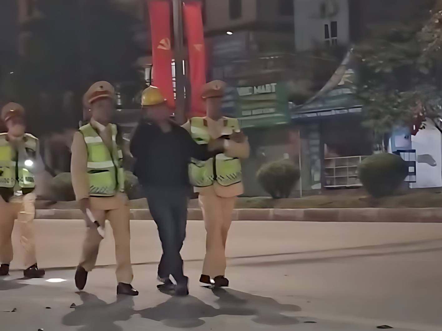 Tổ công tác khống chế đối tượng có hành vi liều lĩnh. (Nguồn: Page Công an Thái Nguyên)