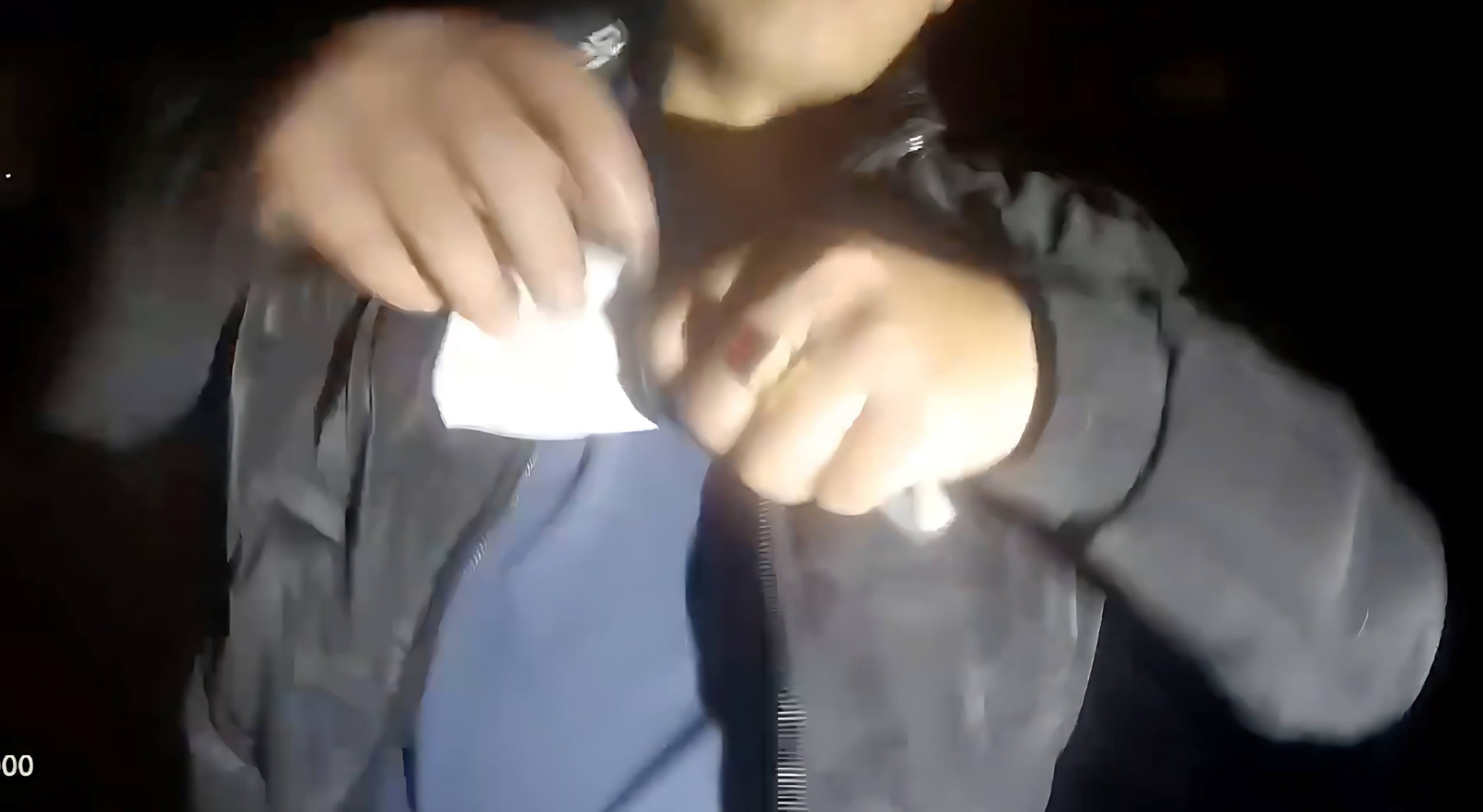 Đối tượng giật và xé phiếu đo nồng độ cồn. (Nguồn: Page Công an Thái Nguyên)