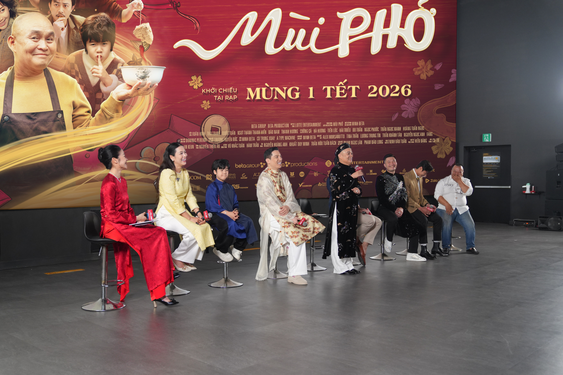 Ekip làm phim giao lưu.