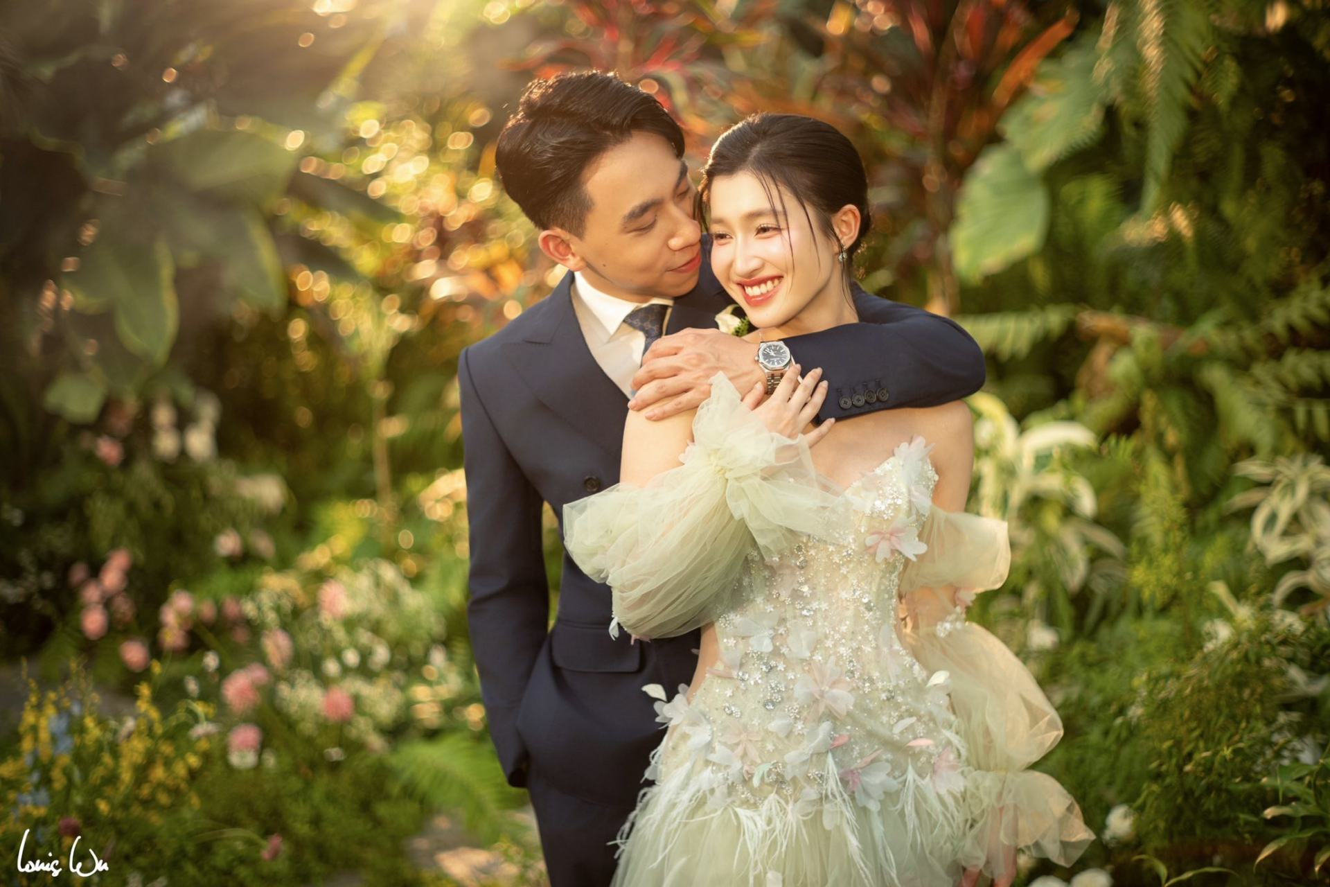 Cô dâu Phương Nhi xinh đẹp bên chú rể Minh Hoàng. 