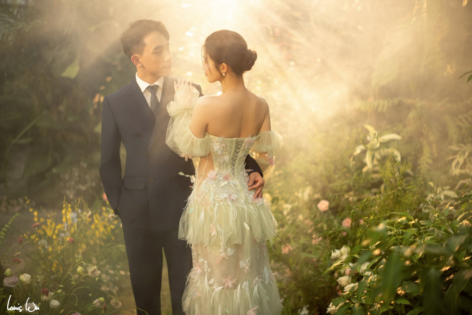 Vợ chồng Á hậu lưu giữ khoảnh khắc hạnh phúc giữa một khu vườn xuân.