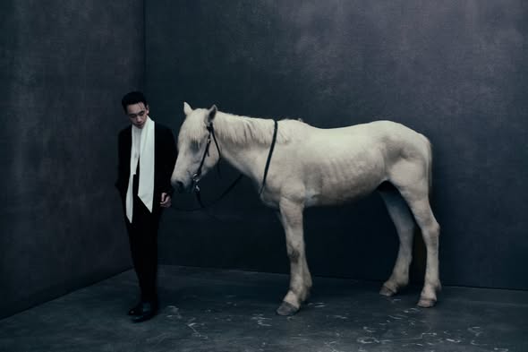 Chú rể Minh Hoàng mặc đồng điệu với vợ.