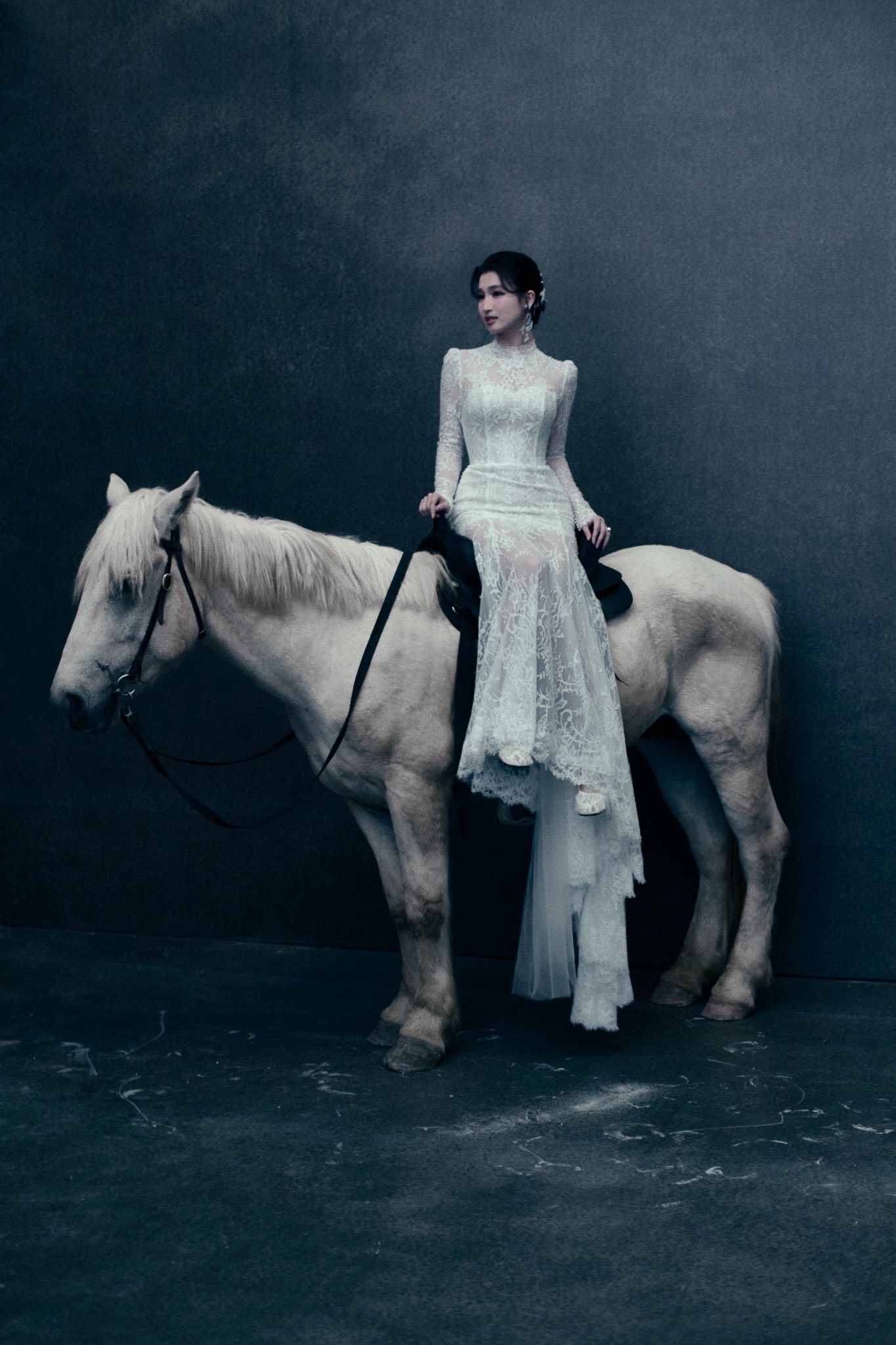 Á hậu chụp ảnh cưới bên chú ngựa trắng.