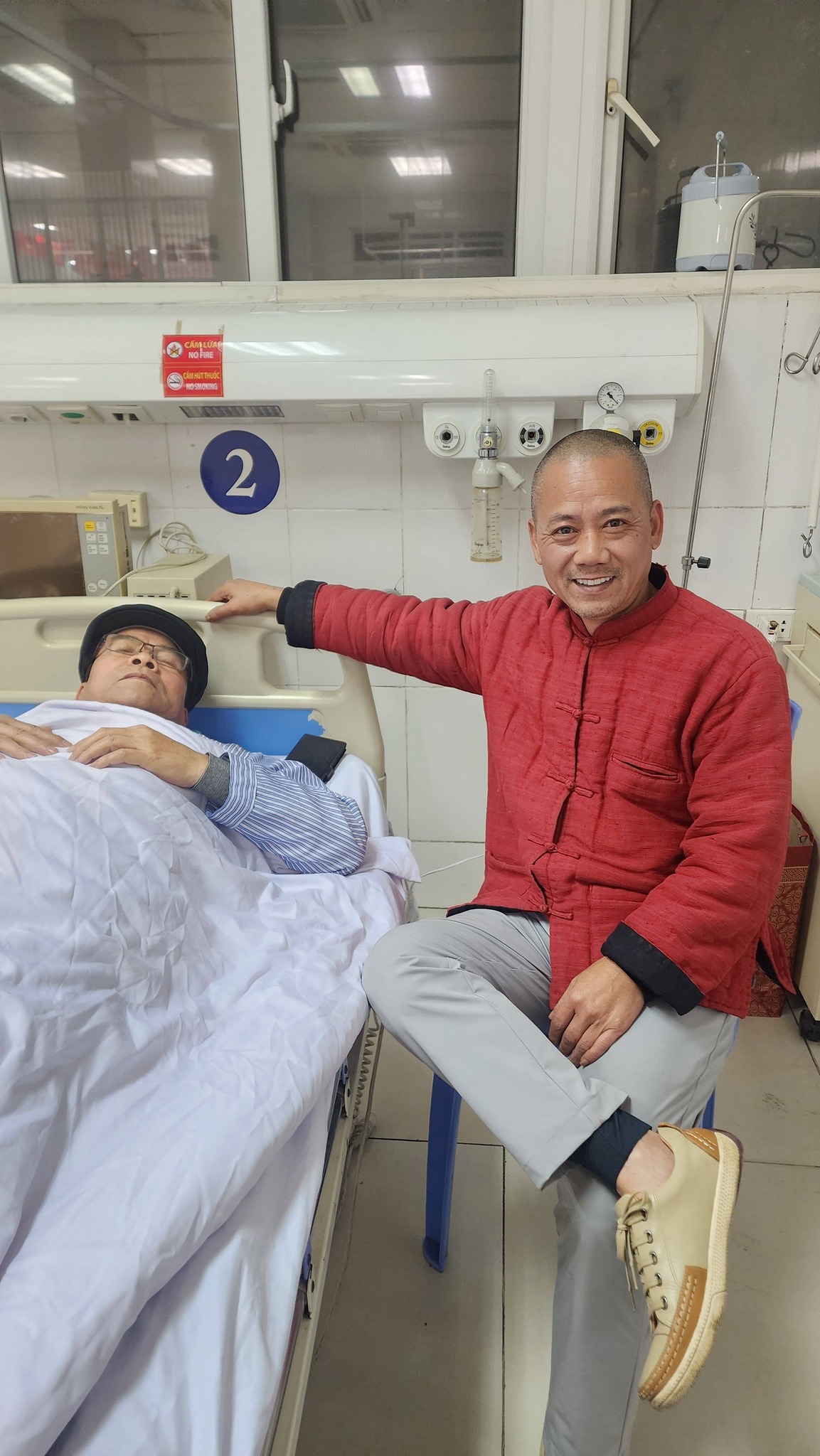 NSND Trần Nhượng nhập viện và con trai ở bên chăm sóc.