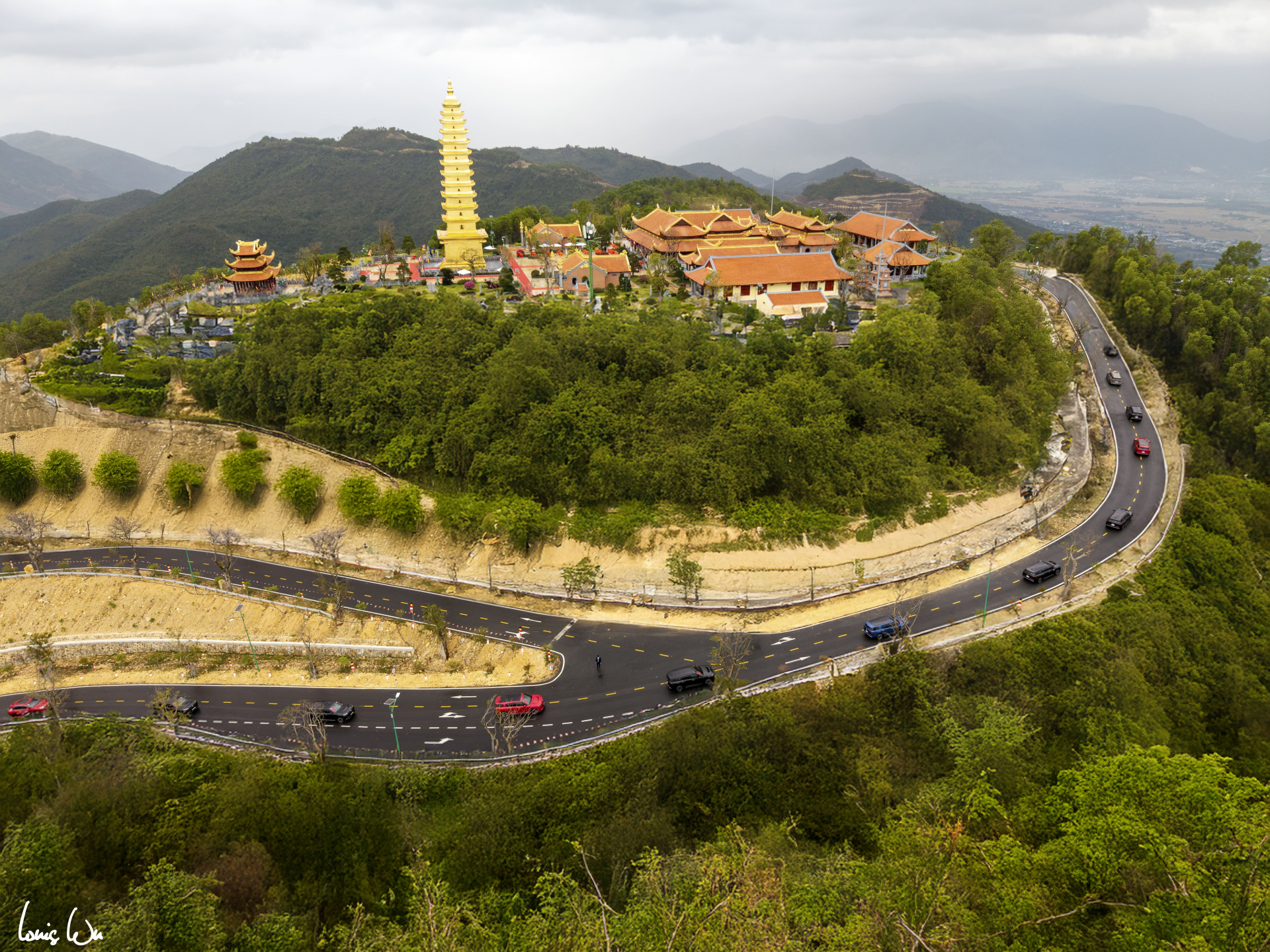 Ngoài Lạc Hồng 900 LX, dàn xe đưa dâu còn có nhiều mẫu xe cao cấp như VF 8, VF 9. Những chiếc xe điện VinFast nối dài đã tạo nên khoảnh khắc đáng nhớ trong ngày trọng đại.